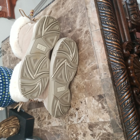 UGG Australia boot. Size Wide 6 - Picture 2 of 7